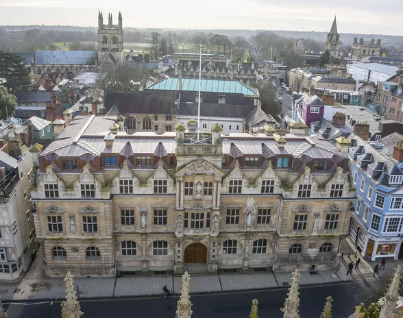 Britannia on suomalaisten suosikkimaa  ulkomailla opiskeluun. Kuva on Oxfordin yliopiston Oriel Collegesta.