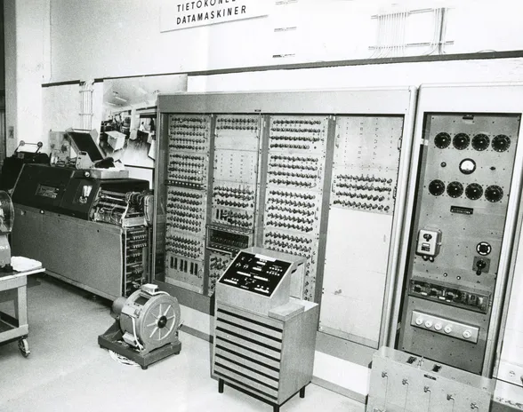 Suomen ensimmäinen tietokone ESKO valmistui vuonna 1960 ja oli Helsingin yliopiston käytössä muutaman vuoden.