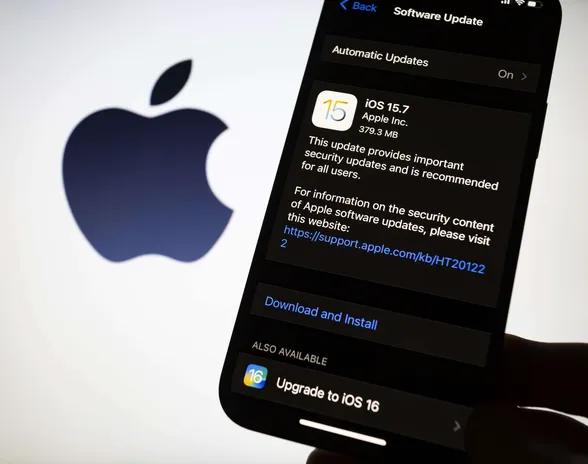 Apple julkaisi maanantaina iOS 15.7:n ja iOS 16:n monille iPhone-malleille. Molemmat korjaavat useita haavoittuvuuksia.