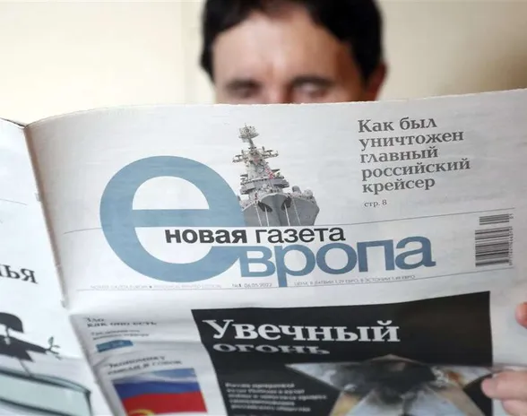Vapaa tiedonvälitys on Putinin Venäjällä lähes mahdotonta. Kuvassa viimeisiin riippumattomiin sanomalehtiin kuuluva Novaja Gazeta, joka joutui lopettamaan julkaisemisen Venäjällä kritisoituaan hyökkäyssotaa.