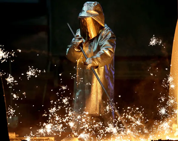 Thyssen Kruppin työntekijä ottaa näytettä masuunista Duisburgin tehtaalla marraskuussa 2019.