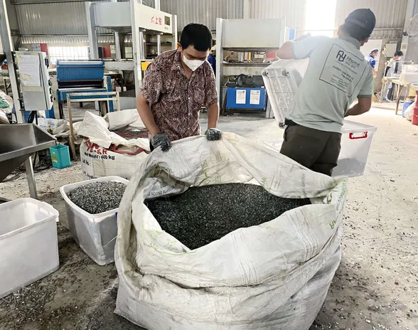 Kierrätysmuovi pilkotaan ja lajitellaan värin mukaan Plastic People - yhtiön kierrätystehtaalla Ho Chi Minhissä.