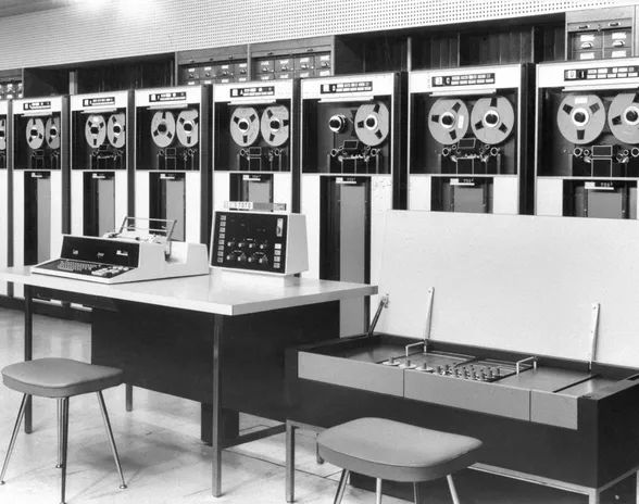 IBM:n 7070 -järjestelmä saksalaisessa kemikaalitehtaassa vuonna 1960-luvun alussa.