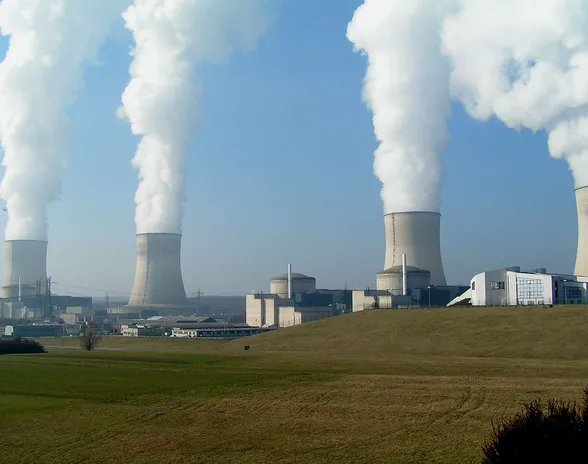 Nämä reaktorit haihdutustorneineen sijaitsevat Ranskan Cattenomissa lähellä maan koillisrajaa. 4 × 1300 MW voimalan neljä painevesireaktoria käynnistettiin vuosina 1987–92. Microsoft aikoo tutkia pienreaktoreja, millä tarkoitetaan yleensä alle 300 MW tehoa per yksikkö. Suurimmat pienreaktorit ovat lähes samankokoiset kuin pienenpuoleiset ”tavalliset” reaktorit (esim. Suomessa Loviisa 509 MW/kpl).