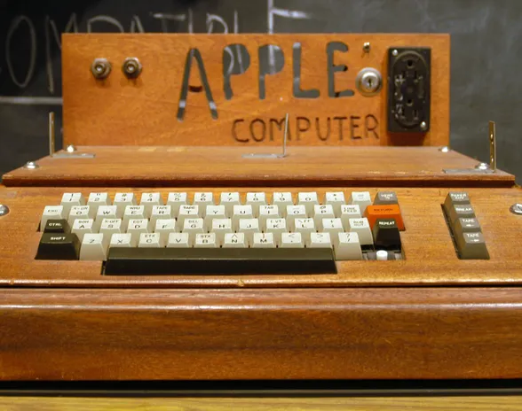 Kuvan Apple I -tietokonemallin käyttäjän oppaan kirjoitti Ronald Wayne. Applen ja Waynen yhteinen tie ei kuitenkaan kestänyt kauaa.