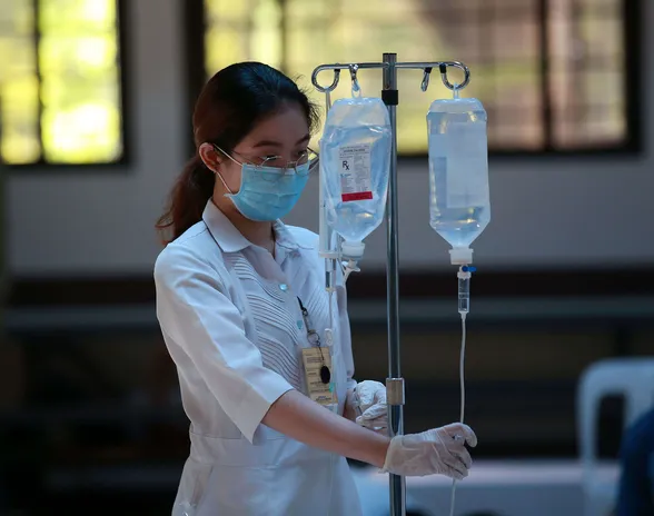 Filippiinien viranomaisten mukaan maassa on pula 350 000 hoitajasta. Kuvassa sairaanhoitaja Quenzon Cityn sairaalassa.