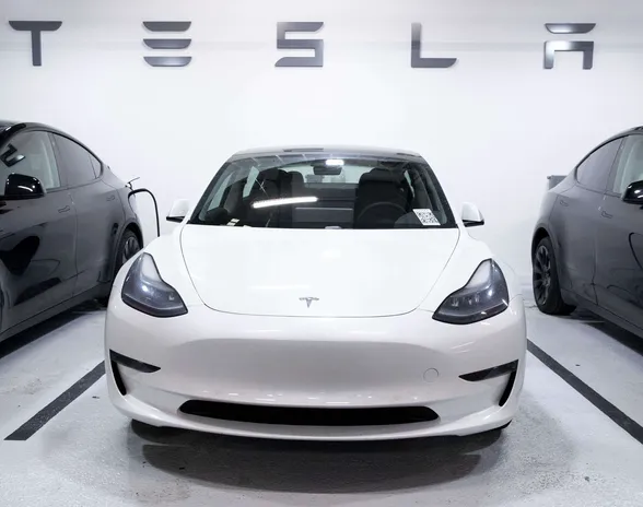 Tesla Model 3 Long Range taittoi yhdellä latauksella yli 650 kilometriä.