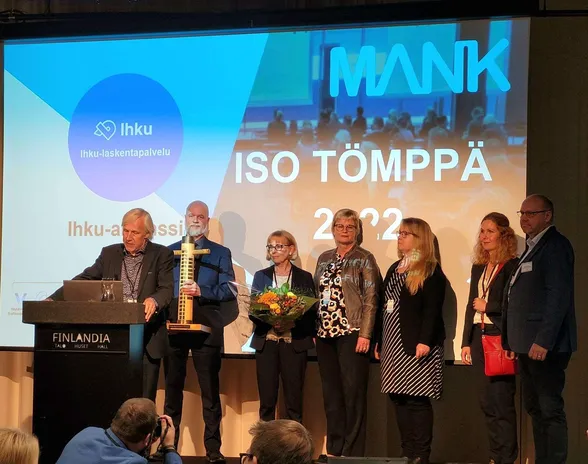 Iso Tömppä-palkintoa olivat vastaanottamassa Ihku-allianssin johtoryhmän ja projektiryhmän jäseniä.