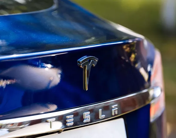 Teslan ajoapupaketti kantaa nimeä Full Self-Driving, mutta täysin itseajavaksi se ei autoa kuitenkaan tee.