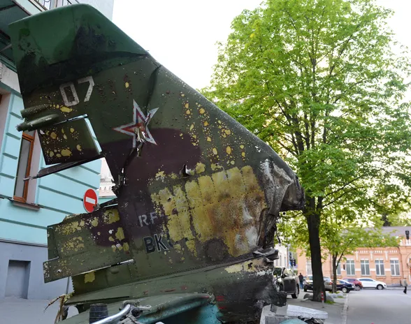 Tuhoutuneen venäläisen Suhoi Su-25 -rynnäkkökoneen sivuvakaaja Kiovassa toukokuussa 2022.