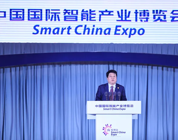 Tsinghua Unigroupin entinen puheenjohtaja Zhao pitämässä puhetta kiinalaisessa teknologiatapahtumassa vuonna 2018.