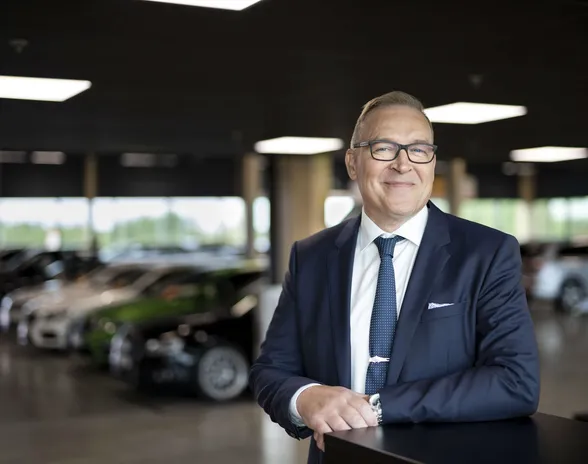 Käytettyjä autoja myyvä Saka onnistui kasvamaan viime vuonna, vaikka markkina putosi. Toimitusjohtaja Eero Poukkula uskoo kasvuun myös tänä vuonna.