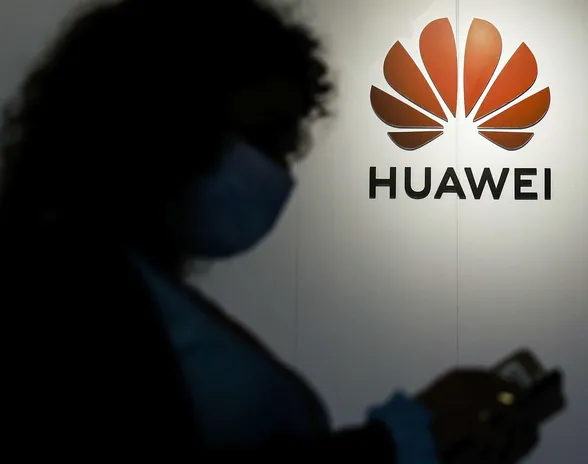 Yhdysvaltojen asettamat pakotteet ovat ajaneet Huawein ahtaalle. Se on muun muassa joutunut luopumaan osasta älypuhelinliiketoiminnoistaan.
