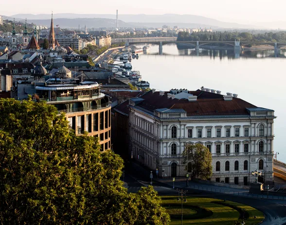 Venäjän kansainvälinen investointipankki on majaillut vanhassa palatsissa Tonavan rannalla lähellä Budapestin keskustaa.