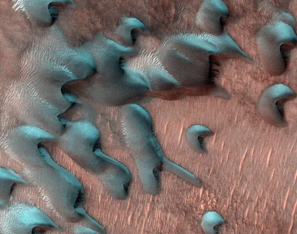 Marsin pohjoisilla leveyksillä hiekkadyynien pohjoispuolelle kertyy hiilidioksidikuuraa.
