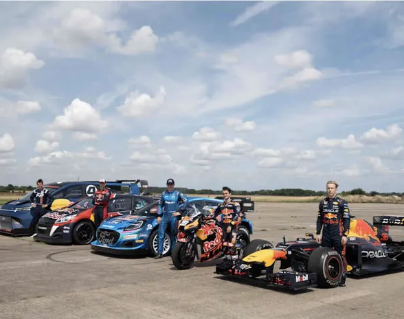 Supersähköauto, rallicross- ja WRC-kilpuri, Moto GP -pyörä ja F1-auto kisasivat kiihtyyvydessä.
