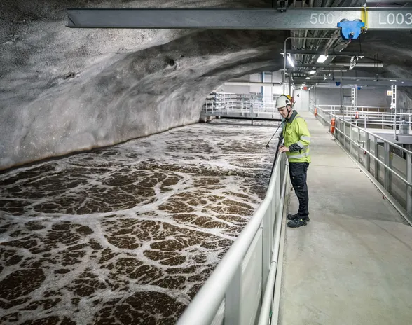 Kakolanmäen jätevedenpuhdistamo käsittelee Turun seudun 300 000 asukkaan jätevesien lisäksi 14 kunnan teollisuuden jätevedet. Ilmastuksessa jätevedestä poistetaan aktiivilietteen mikrobien avulla ravinteita, kuten typpeä ja fosforia, kertoo prosessivastaava Tero Säteri.