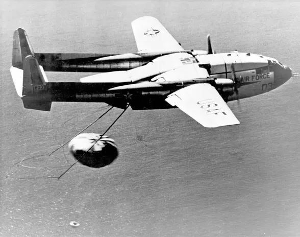 C-119J nappaa avaruudesta pudotetun vakoulusatelliitin filmikapselin.