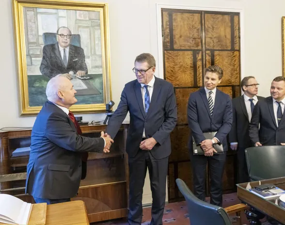 Unkarin parlamentin varapuhemies Csaba Hende (vasemmalla) kättelee puhemies Matti Vanhasen kanssa keskiviikkona eduskunnassa.
