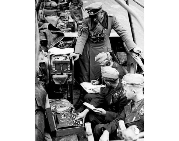 Kenraali Heinz Guderian Enigma-laitteen käyttäjän vierellä Ranskassa vuonna 1940.