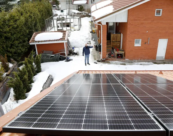 Maaliskuussa 2022 aurinkopaneeleja asennettiin Tapio Myllerin paritalon katolle Keravalle.