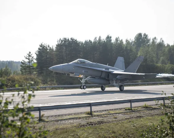 Tämä Ilmavoimien F/A-18C Hornet -monitoimihävittäjä kuvattiin Lusin suoralla Heinolassa Baana 19 -harjoituksen yhteydessä syyskuussa 2019.