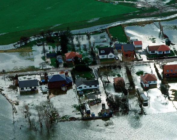 Walesissa kylä jäi tulvan alle rankkasateiden seurauksena.