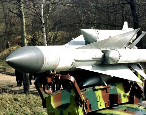 S-200, jonka Nato tuntee nimellä SA-5 Gammon, on ilmatorjuntaan tarkoitettu mutta Ukrainassa myös maakohteiden tuhoamiseen muokattu ohjus. Se tuli käyttöön vuonna 1967 ja lentää 60–300 kilometrin päähän.