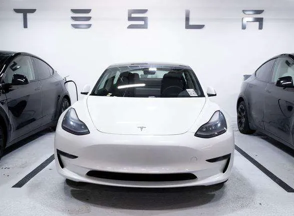 Tesla Model 3:n omistaja voitti oikeudessa korvaukset, kun mainoksen lupaus ei pitänyt paikkaansa.