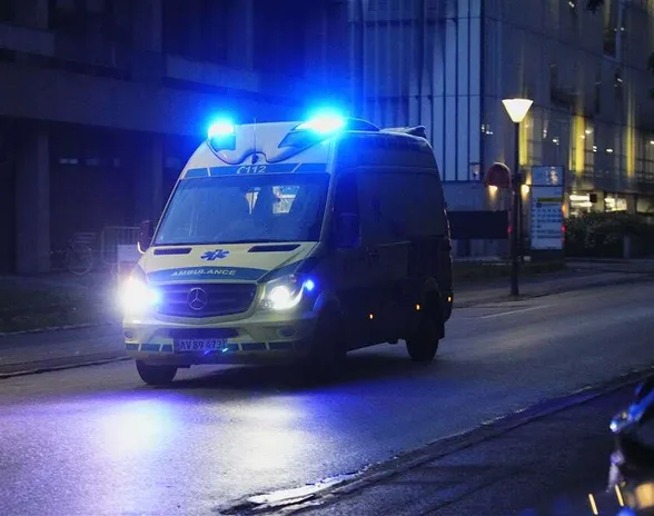 Tekoäly sai tutustua 1,5 miljoonaan Kööpenhaminan ensiapuun soitettuun hätäpuheluun. Kuvassa ambulanssi on Kööpenhaminassa matkalla Tanskan valtionsairaalaan, Rigshospitalet. EPA-EFE.