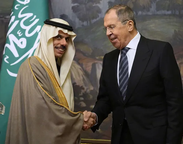 Öljykartelli. Saudi-Arabian ulkoministeri, prinssi Faisal bin Farhan Al-Saud tapasi Venäjän ulkoministerin Sergei Lavrovin Moskovassa maaliskuussa. KUVA: EPA10511245
