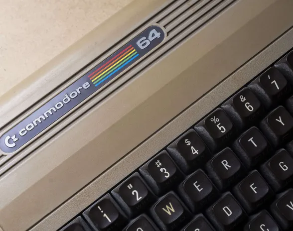 Myöskään jutun kirjoittaneella toimittajalla ei ole ensikäden kokemusta Commodore 64:stä.