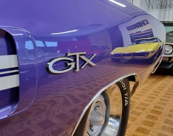 Kuvan Plymouth GTX:n lukumäärät löytyvät helposti hakukoneesta. Taustalla olevat Shelbyt on kirjattu Suomessa joko Fordina tai Shelbynä Traficomin. Oikea mallimerkintä on kuitenkin Shelby GT 500.