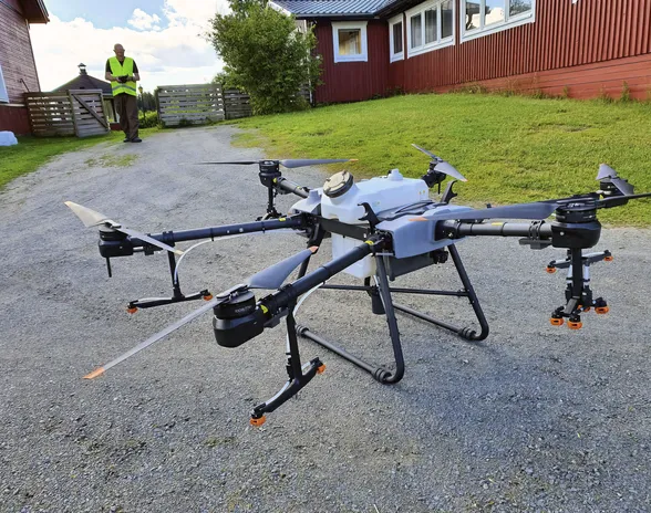 Ilman hyötykuormaa Kotkanlennon ison dronen akku kestää 20 minuutin lennon.