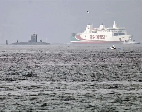 Britannian kuninkaallisen laivaston ydinkäyttöinen Trafalgar-luokan hyökkäyssukellusvene HMS Torbay kuvattuna Gibraltarin salmessa toukokuussa 2017.