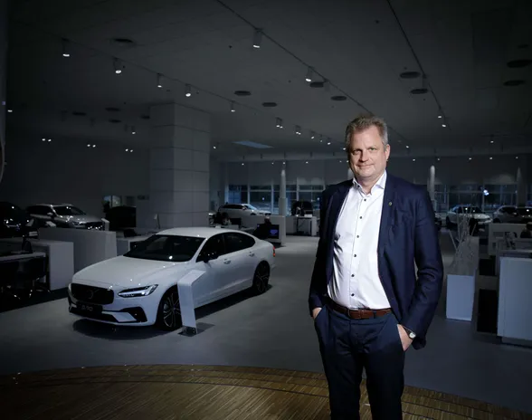 ”Kysyntä on uusien autojen puolella siirtynyt aika paljon sähköistettyihin autoihin. Meidän myynnistämme on tällä hetkellä jo 95 prosenttia ladattavia autoja”, sanoo Volvo Car Finlandin toimitusjohtaja Lasse Ahlstedt. Volvo Cars siirtyy valmistamaan pelkkiä täyssähköautoja vuoteen 2030 mennessä.