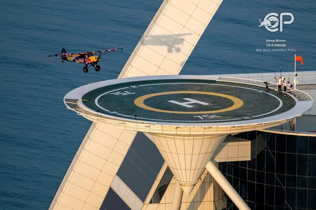 Maailman lyhin kiitotie”: Lentokone laskeutui helikopterialustalle 21  metrin matkalle yli 200 m pilvenpiirtäjän katolla (video) | Tekniikka&Talous