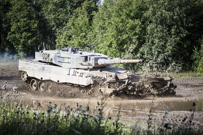 Suomi lähettää Ukrainaan modifioituja Leopard-panssarivaunuja – Tältä  raivauspanssarivaunu näyttää | Tekniikka&Talous