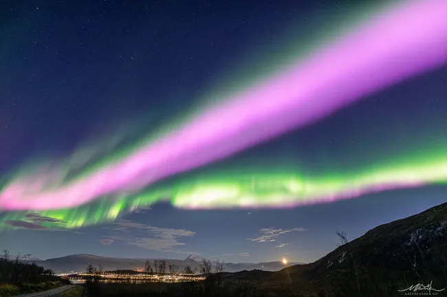 Harvinainen näky. Aurinkotuuli pääsi alle 100 kilometrin korkeudelle, mikä aiheutti vaaleanpunaiset revontulet. Kuva Greenlanderin Greenlander