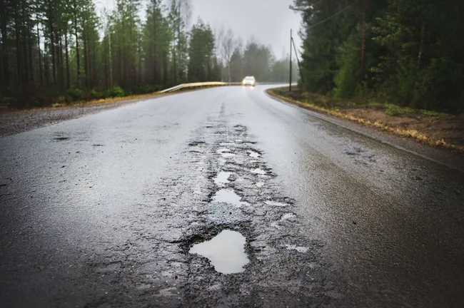 Suomen tieverkon korjausvelka on jo 2,4 miljardia euroa – Tutkimus: 64 %  suomalaisista autoilijoista on huolestunut heikkokuntoisen tieverkon  vaikutuksista liikenneturvallisuuteen | Tekniikka&Talous