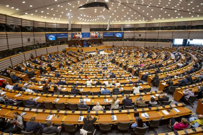 Euroopan parlamentti. Europarlamentaarikot hyväksyivät suurella enemmistöllä neuvottelukantansa, joka on osittain komission esitystä tiukempi. Hatim Kaghat