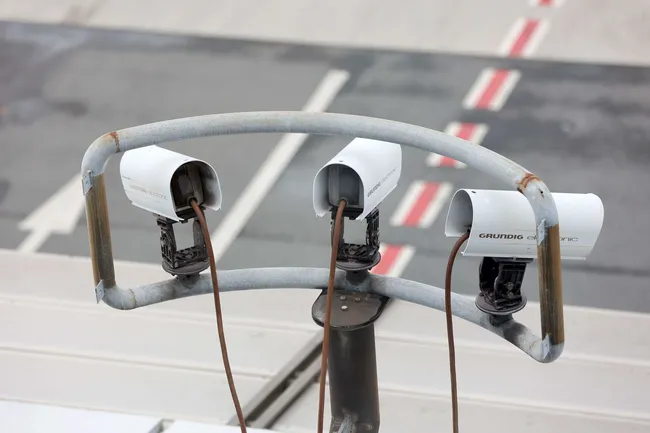 Valvontaa kaikkialla. Takki kehitettiin Kiinassa, joka on tunnettu pahamaineisesta valvontajärjestelmästä. Kameroita on kuitenkin nykyään lähes joka paikassa. Bodo Marks