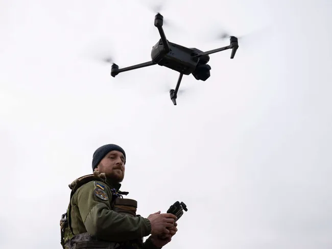 Venäläisiä sotilaita antautuu nyt droneille täysin vapaaehtoisesti –  Lennokki ohjaa taistelukentän poikki Ukrainan joukkojen luokse |  Tekniikka&Talous