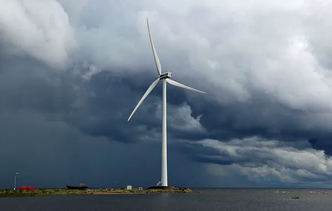 Tuulivoimalat kärsivät taas jään kertymisestä siipiin jopa 900 MW:n verran  – ongelmiin on olemassa suomalainen ratkaisu | Tekniikka&Talous