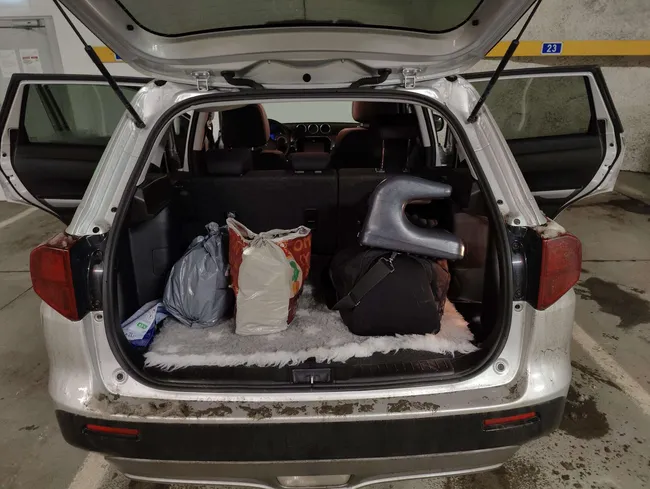 Suomalainen Anne jätti autonsa pikku huoltoon, joka venyi ja venyi: Yli 2  vk päästä hän löysi autonsa täynnä roskia ja kasseja, 100 km ajettuna –  Näin merkkikorjaamo selittää | Tekniikka&Talous