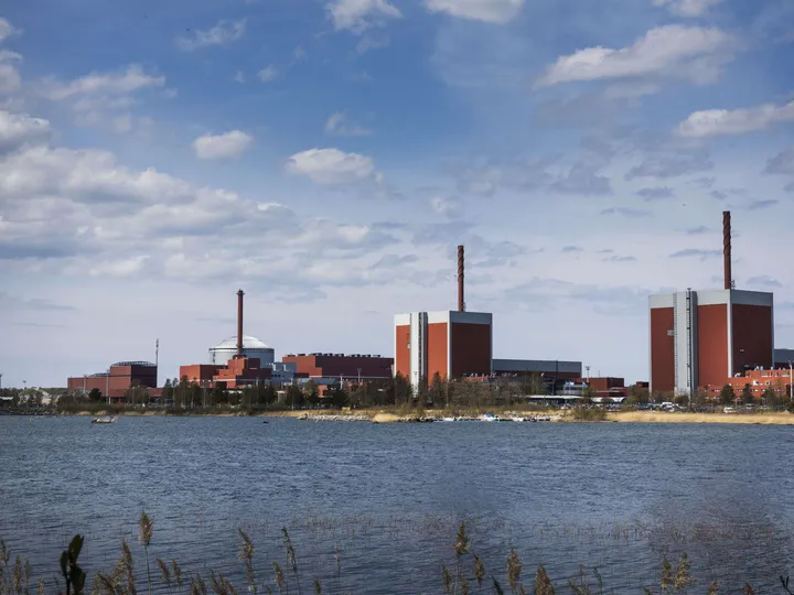 Olkiluodon ydinvoimala on liian kaukana pääkaupunkiseudusta. Lähempänä sijaitseva Rauma saa kaukolämmön polttamalla metsäteollisuuden sivuvirtoja.