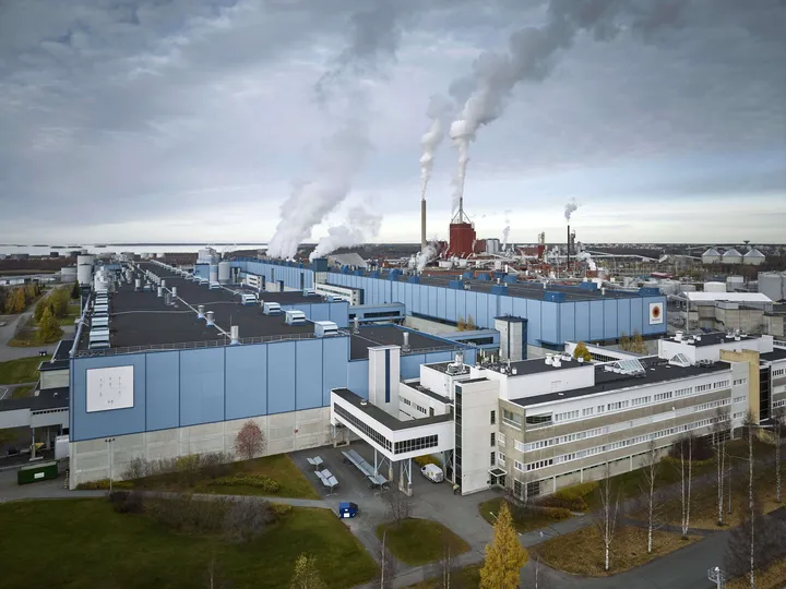 Vain 36 prosenttia puusta päätyy Suomessa materiaaliseksi tuotteeksi. Kuvassa Stora Enson sellua ja kartonkia tekevä tehdas Oulussa.