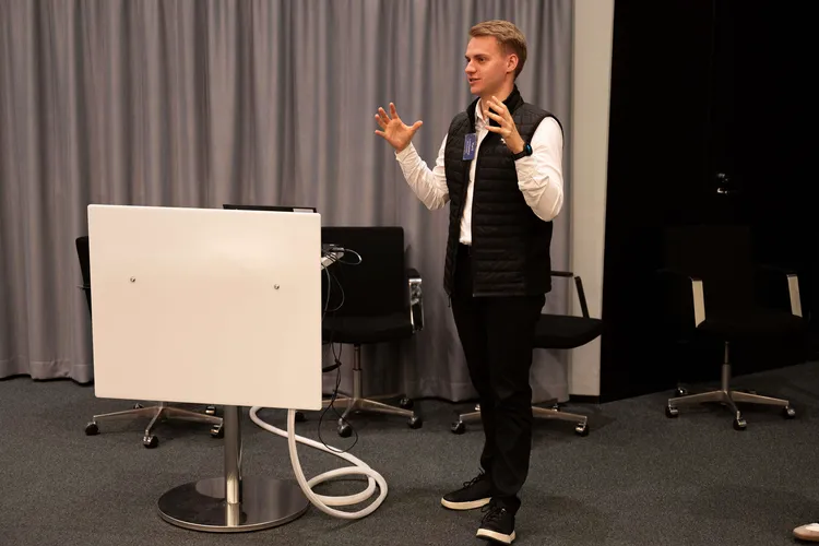 ”Tarvitsette turvaksenne kaikkein parhaiten ajan tasalla olevat teknologiat, ja niitä on tällä hetkellä vain kahdessa maassa: Ukrainassa ja Venäjällä”, sanoo Iron-yritysklusteria edustava Juri Lomikovskyi.