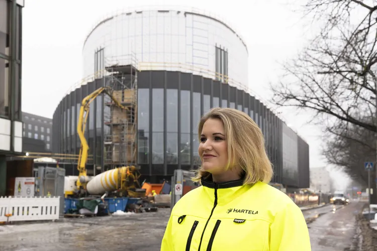 uusi-polvi-nousee-valtaan-hartelassa-nainen-t-rm-rakennusalalla