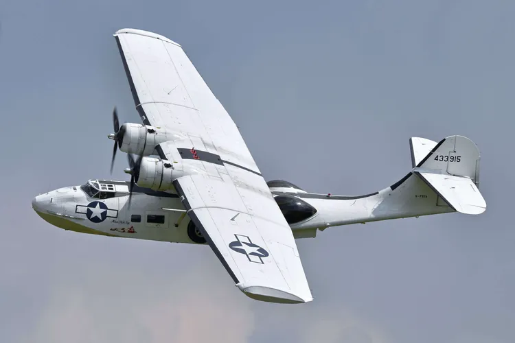 Toisen maailmansodan ikoninen lentovene ja amfibiolentokone PBY ...